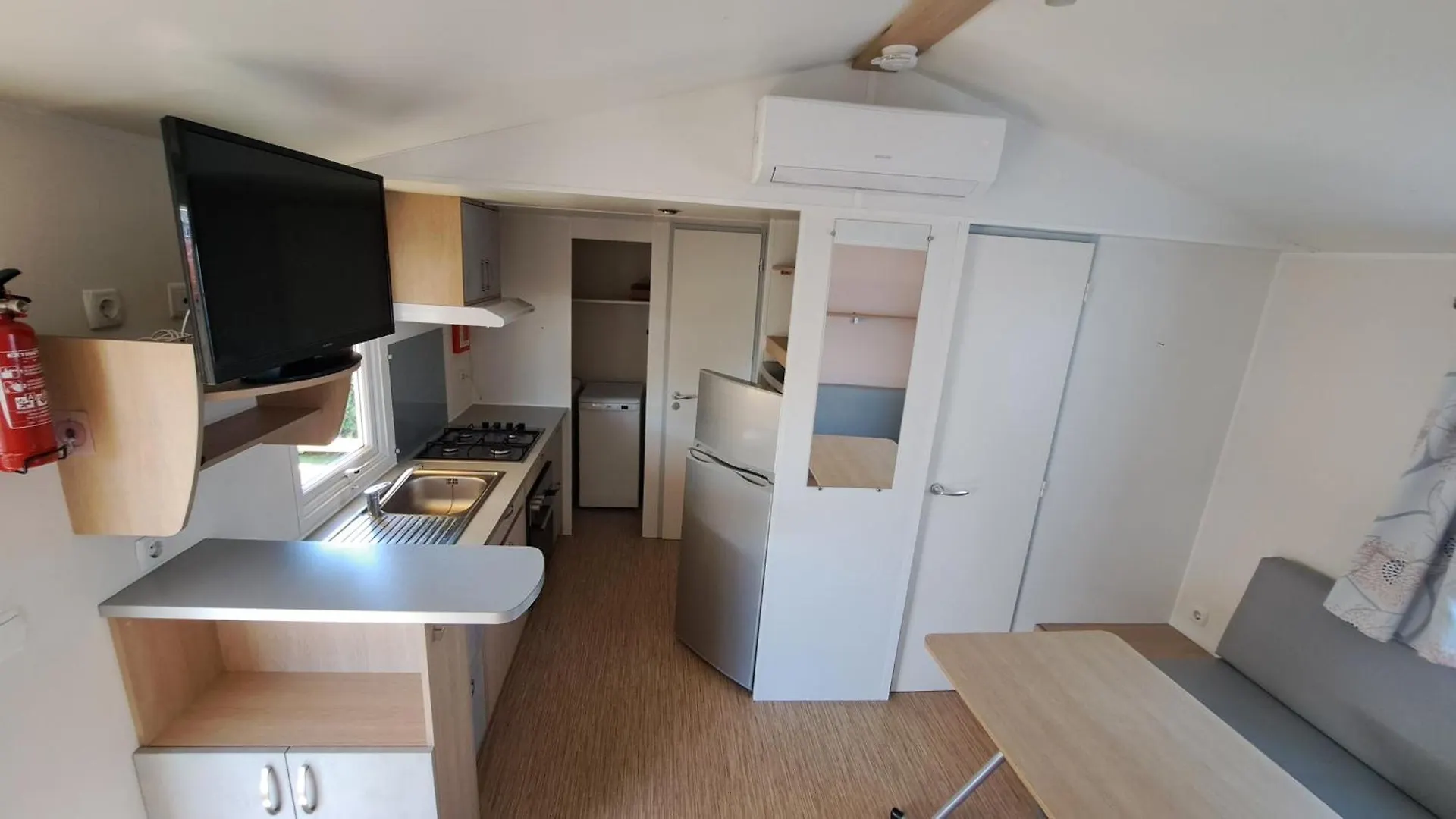 Camping A Condrieu, Mobil Home 6 Pers Sur Les Bords Du Rhone, Avec Parc Aquatique