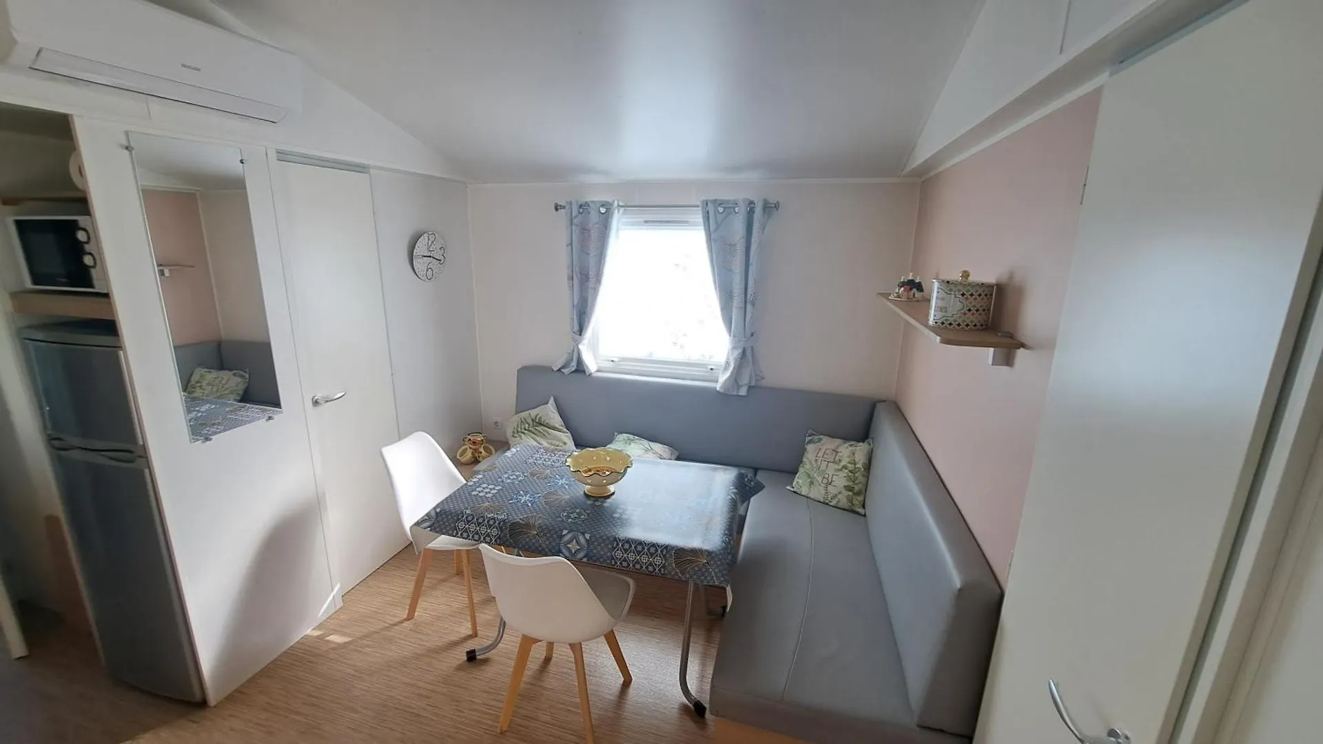 Campsite Camping A Condrieu, Mobil Home 6 Pers Sur Les Bords Du Rhone, Avec Parc Aquatique France
