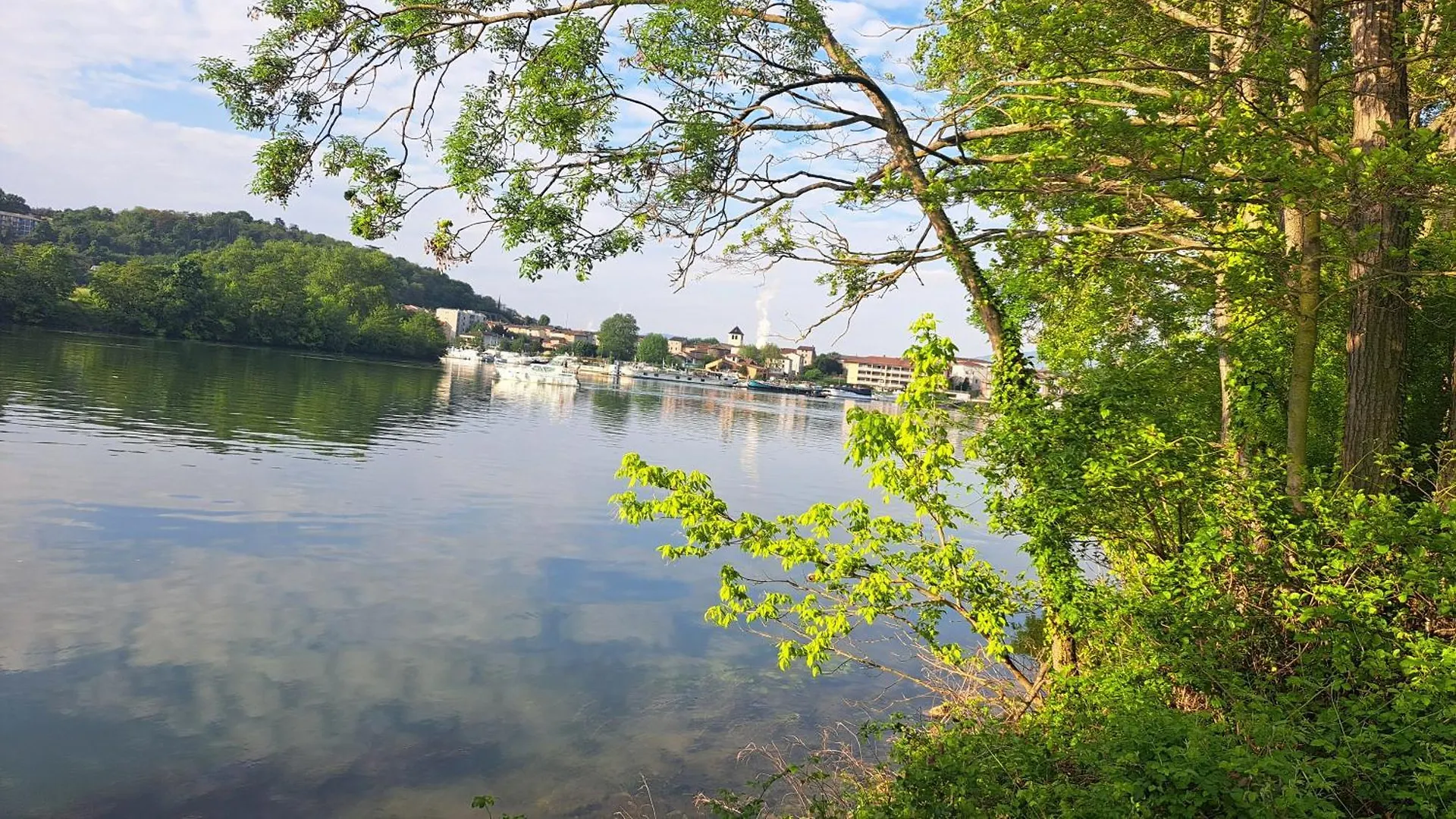 Campsite Camping A Condrieu, Mobil Home 6 Pers Sur Les Bords Du Rhone, Avec Parc Aquatique