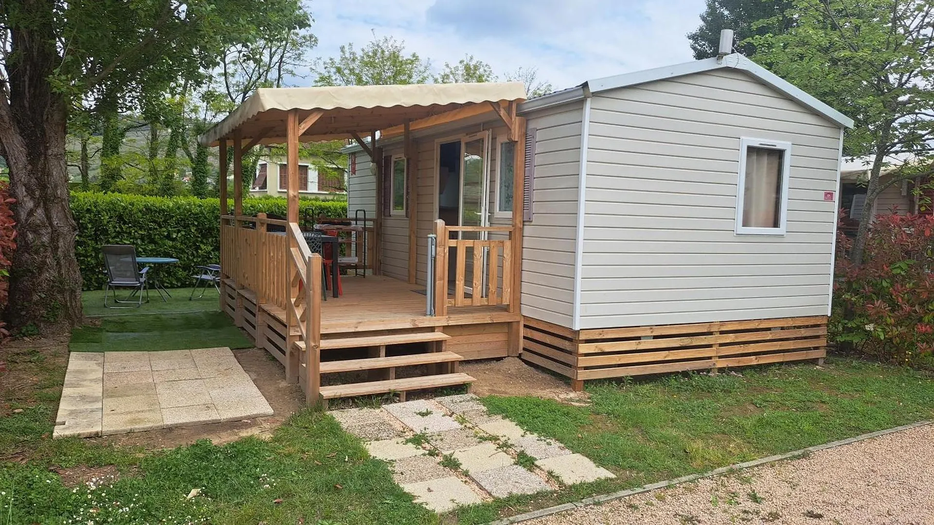 Camping A Condrieu, Mobil Home 6 Pers Sur Les Bords Du Rhone, Avec Parc Aquatique Campsite
